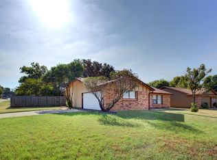 5801 Willow Valley Dr, Arlington, TX 76017