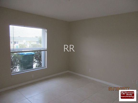 4th image of 512 SE 6th St APT 4