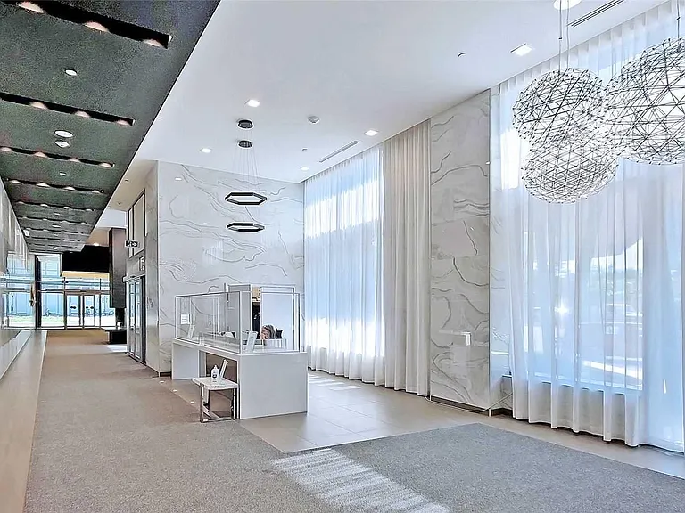 5180 Yonge St — Photo 32
