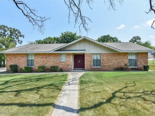 1408 N 6th St, Van Buren, AR 72956