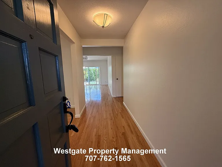 400 Smith Ct — Photo 5