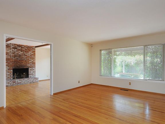 3rd image of 2539 Briarwood Dr