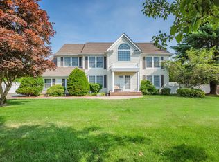 3 Doyle Ct, Lake Grove, NY 11755