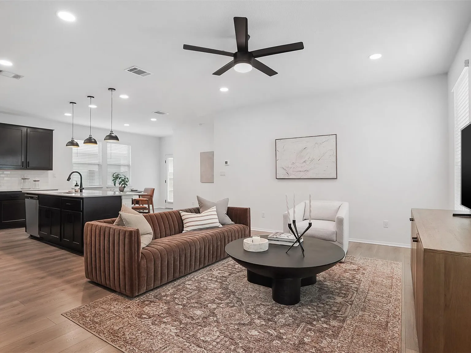 4 bed, 2.5 bath, 2107 sqft, $2,200 — Photo 4