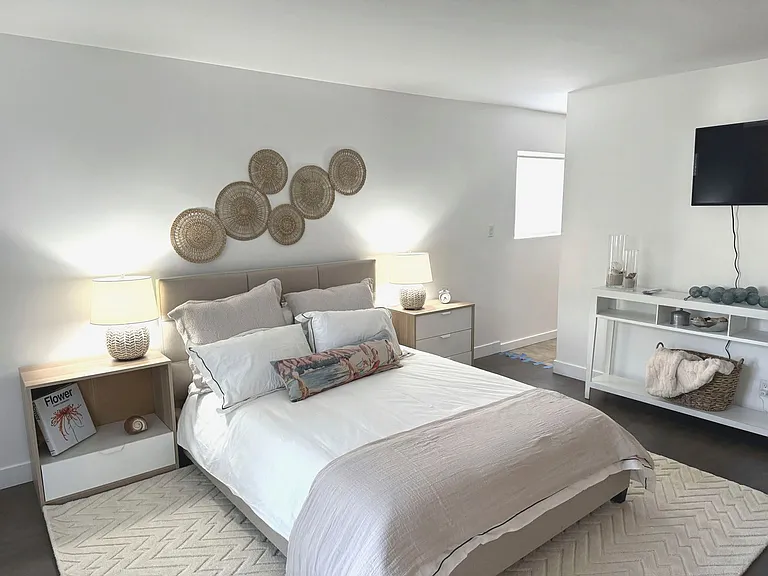 Master bedroom, Queen bed
