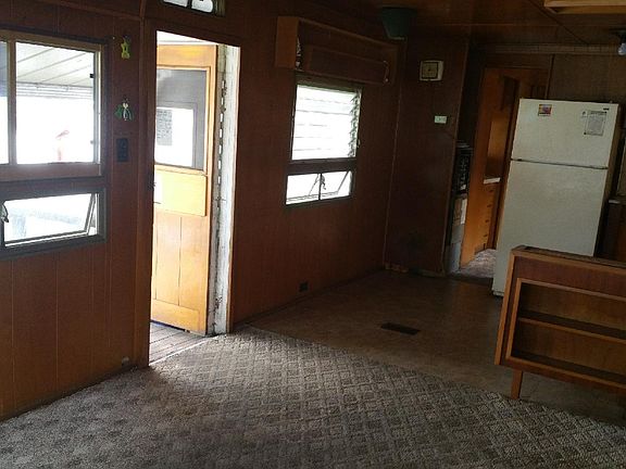 Facing front door/living rm