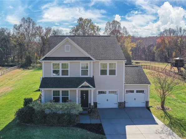 112 Scotch Moss Dr, Advance, NC 27006