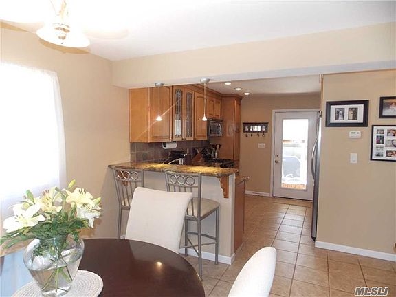 5th image of 116 Wantagh Ave S
