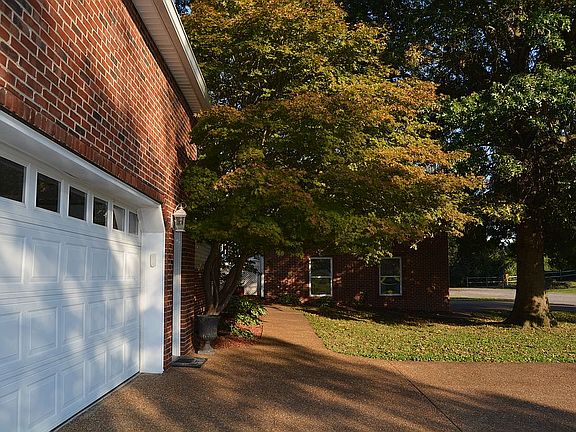 3rd image of 165 Bradwood Dr