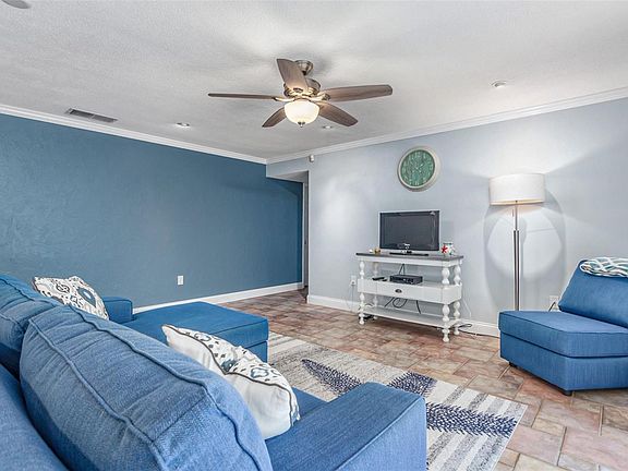 5th image of 411 Lone Palm Dr