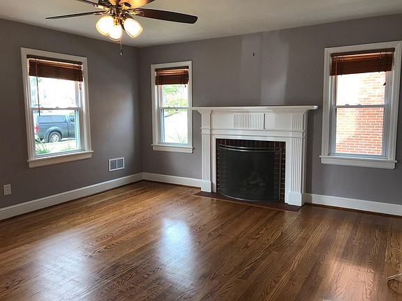 3rd image of 3105 Yardley Dr NW