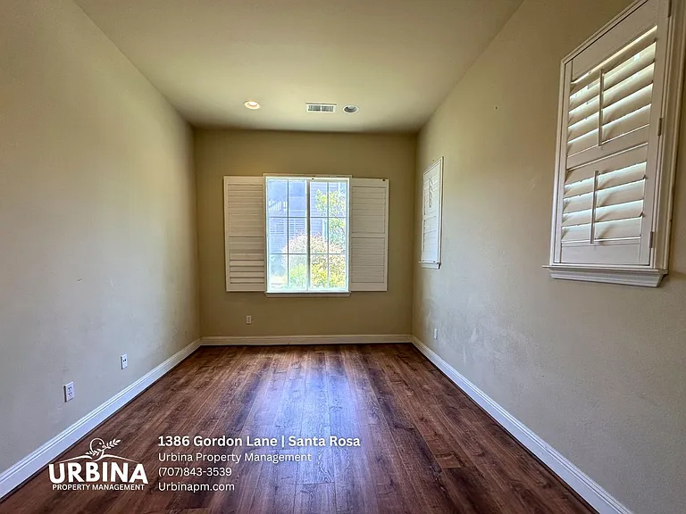 1386 Gordon Ln — Photo 3