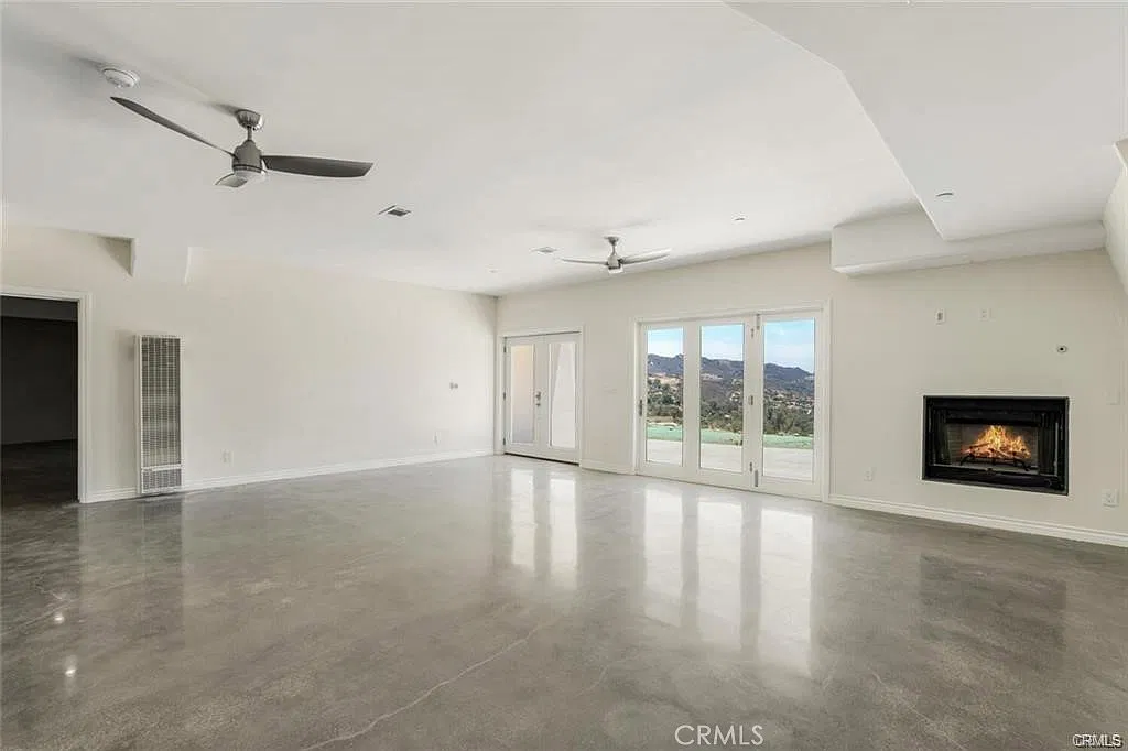 3 bed, 2.5 bath, 2728 sqft, $7,995 — Photo 2