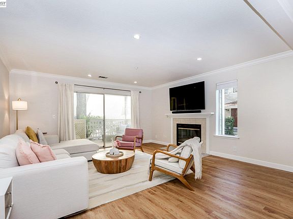 3rd image of 2627 Oak Rd APT A