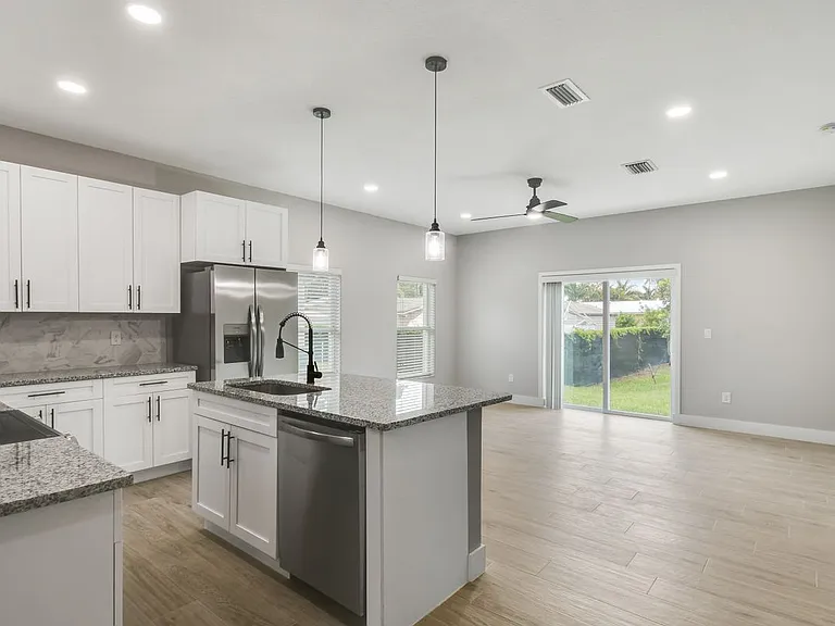 312 NW Baker Rd — Photo 6