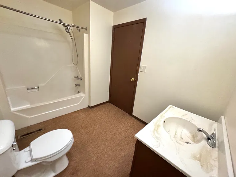 24 Locust St Apt 3 - Spacious Full Bathroom