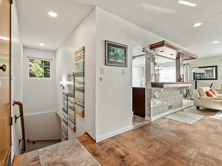 611 Blanken Ave — Photo 15
