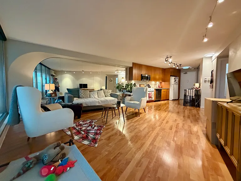 300 N State St #1-3710 — Photo 4
