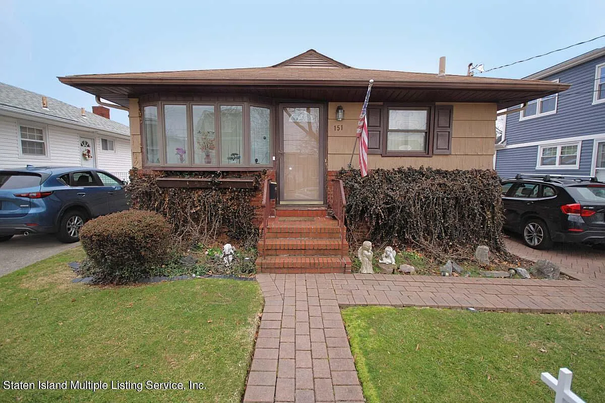 151 Thornycroft Ave photo 1