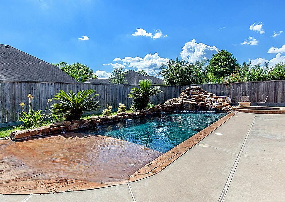1st image of 2501 Briarglen Dr