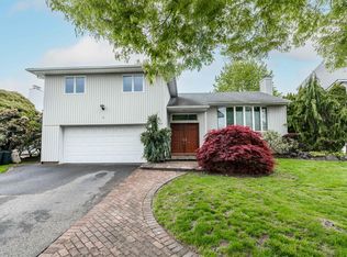 12 Gloria Dr, Woodbury, NY 11797