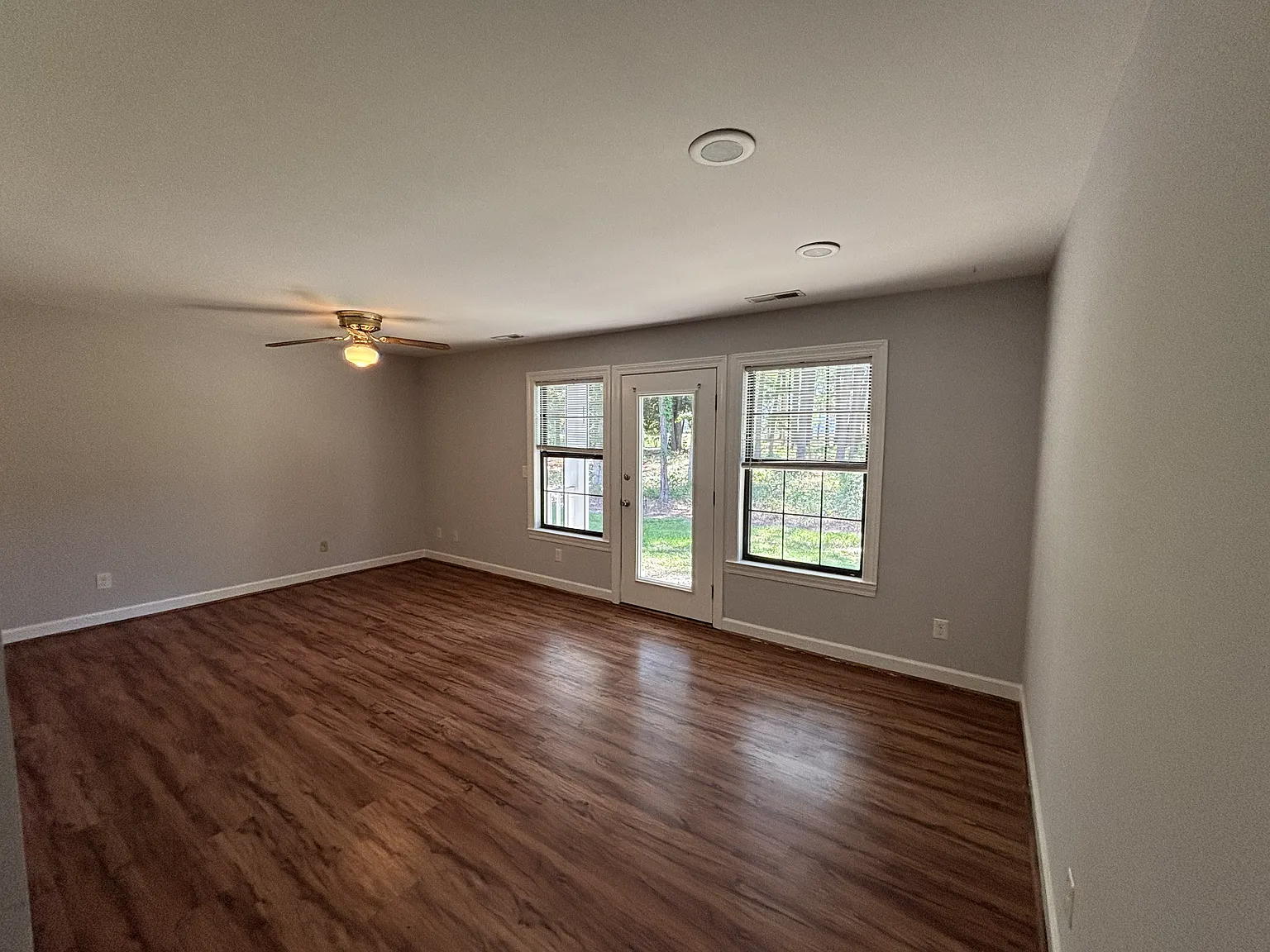 2 bed, 1000 sqft, $1,250 — Photo 2