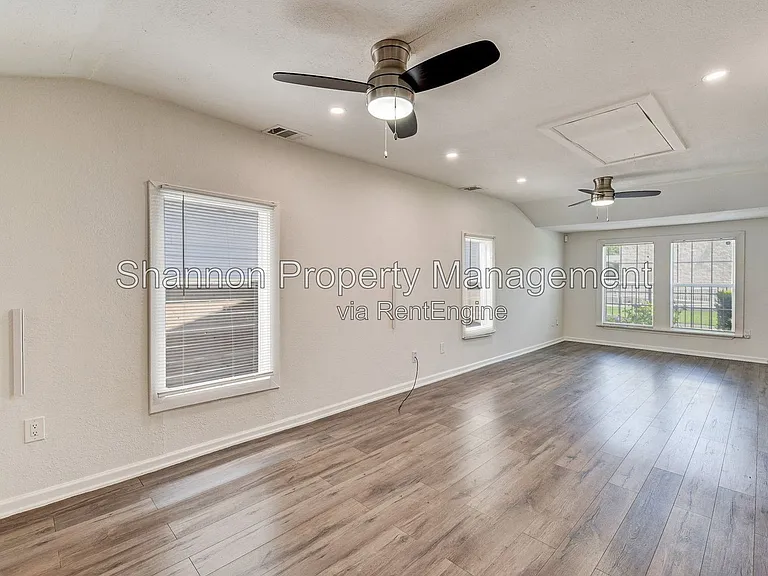 100 E 33rd St — Photo 3