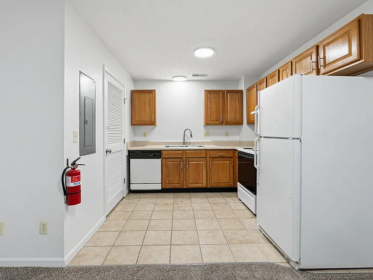 Mid-Town Apartments — Photo 43