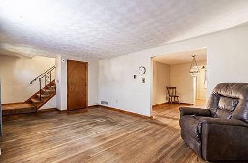 5th image of 10 E Park Ave