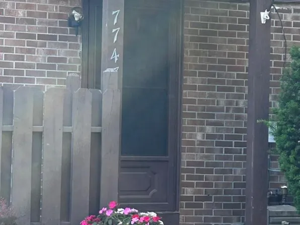 7747 Pontiac Lake Rd, Waterford, MI 48327