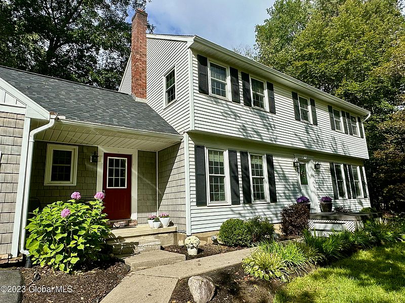 3rd image of 721 Burgoyne Avenue
