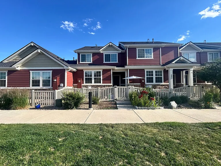 215 Jackson Dr — Photo 1