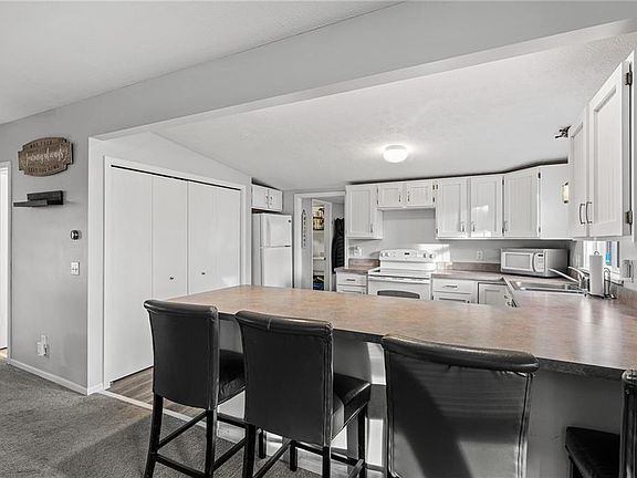5th image of 65 River Dr