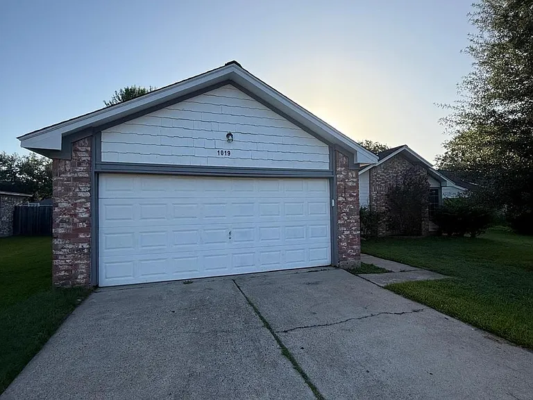 1019 Western Springs Dr — Photo 1