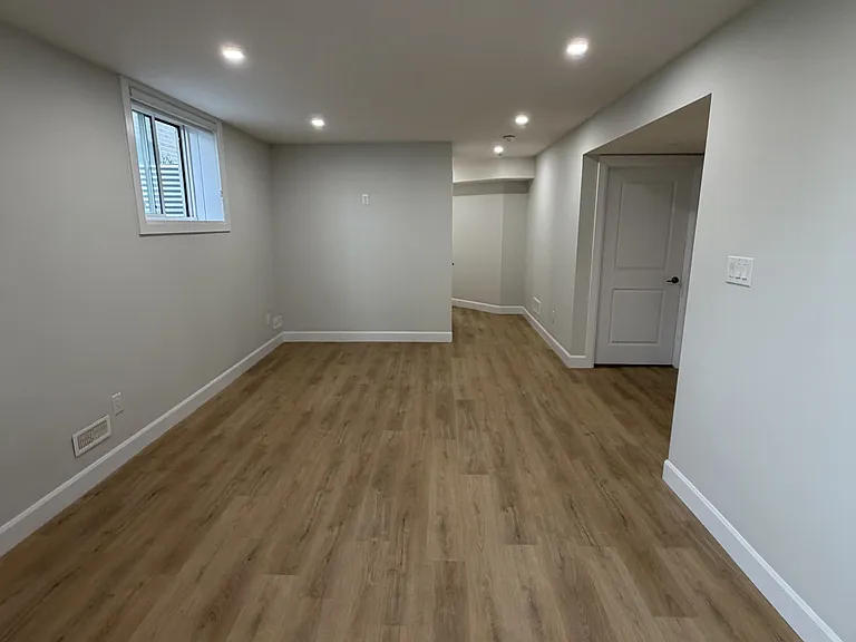 2281 Southport Cres #LOWER — Photo 5