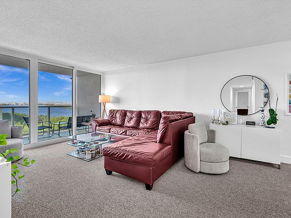 4th image of 100 Bayview Dr APT 1025