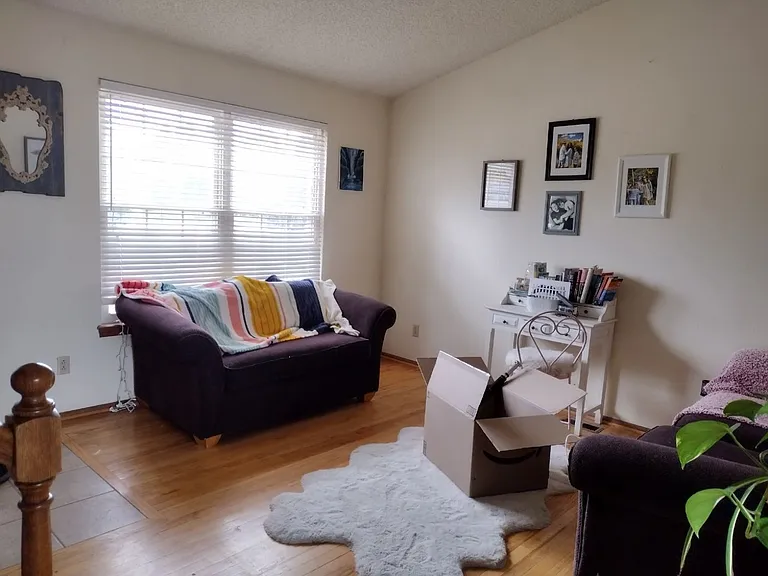 325 W Eisenhower Dr — Photo 2