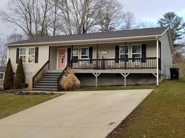 110 Locust St, Daniels, WV 25832