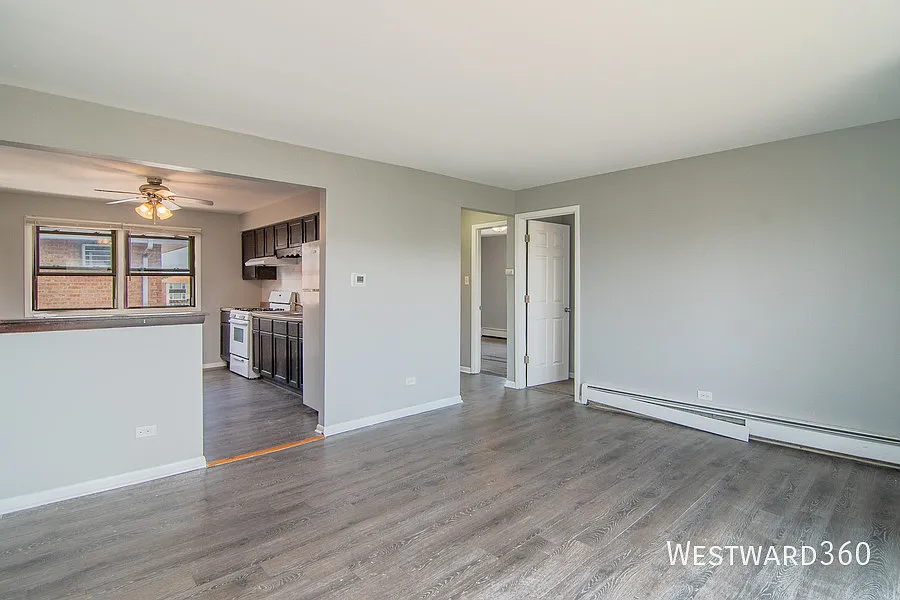 2 Bedroom Apartment with Balcony Calumet City — Photo 3