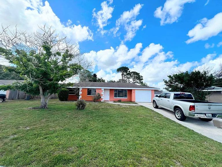 311 SW Homeland Rd — Photo 3