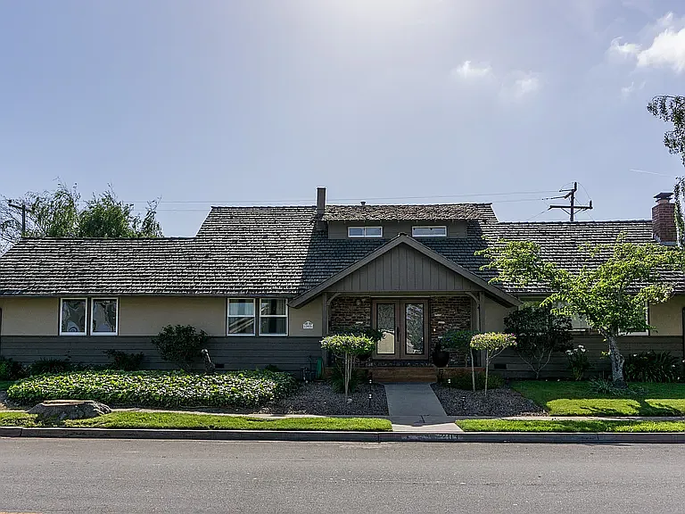 203 Chaucer Dr — Photo 1