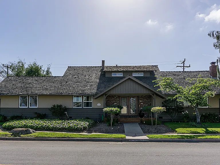 1st image of 203 Chaucer Dr