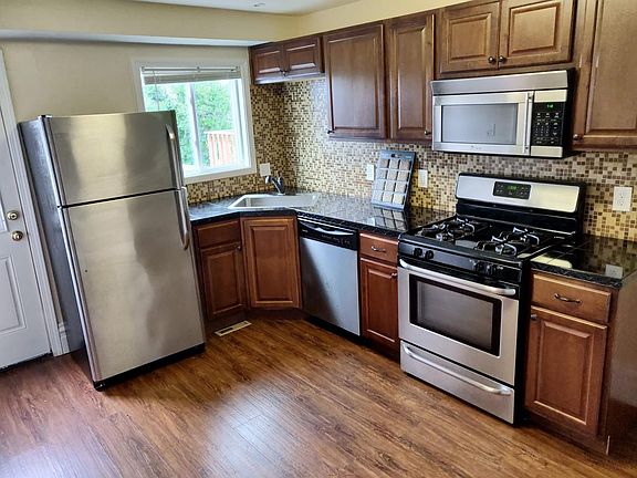 Updated kitchen w/ Stainless steel appliances, doorway to de