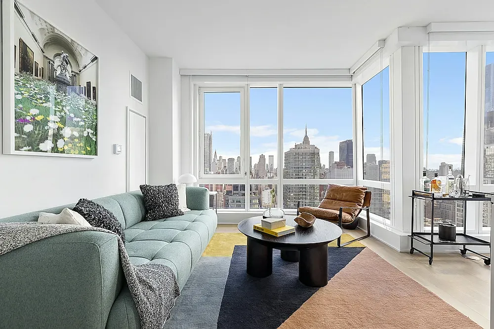 555 West 38th Street — Photo 1