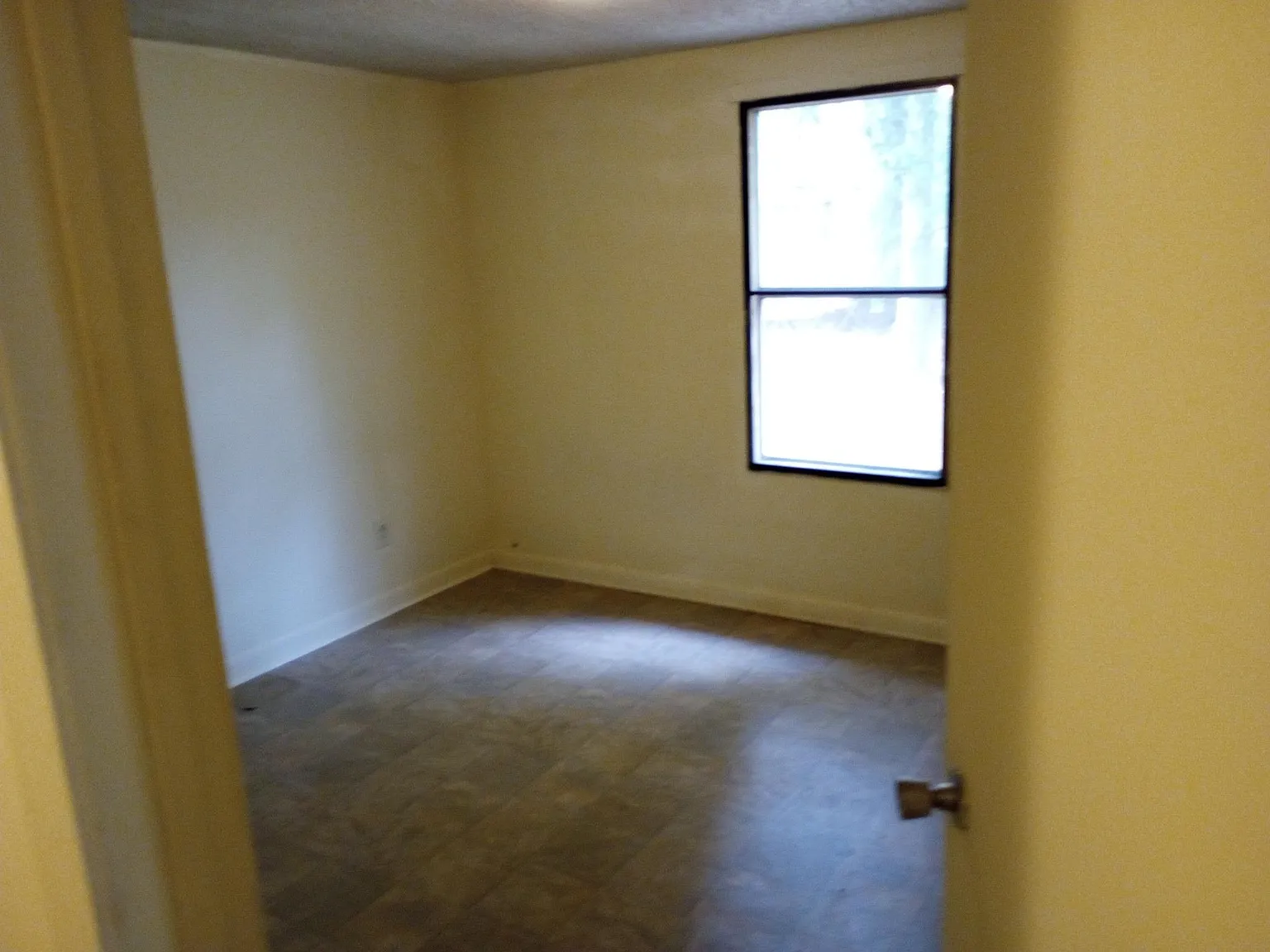 5 bed, 2180 sqft, $1,000 — Photo 4