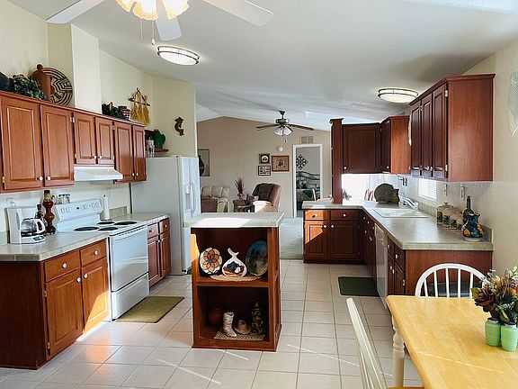 3rd image of 760 E Coachwhip Ln