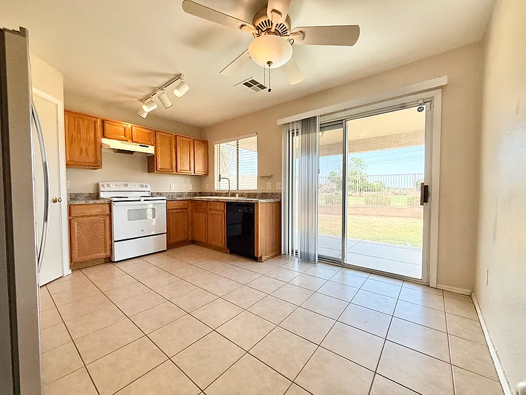 1533 S 121st Dr — Photo 5