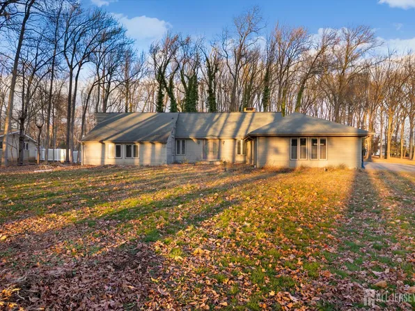 20 Cambridge Dr, Colonia, NJ 07067