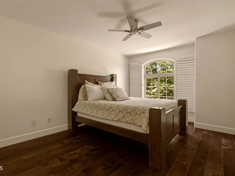 664 S Mansfield Ave — Photo 16
