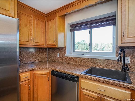 5th image of 31 Carillon Dr APT C